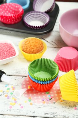 Boş renkli cupcake durumlarda