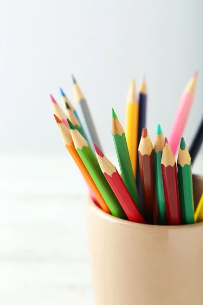 Цветные карандаши в чашке — стоковое фото