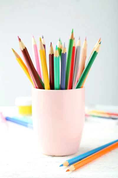 Цветные карандаши в чашке — стоковое фото