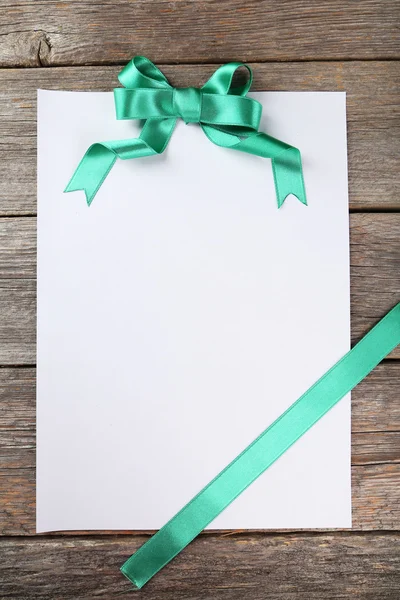 Blank paper sheet with green bow — Stock Photo, Image