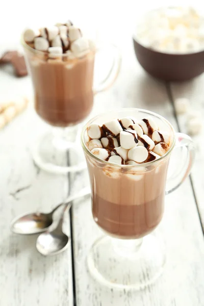 Vasos de chocolate caliente con malvaviscos — Foto de Stock