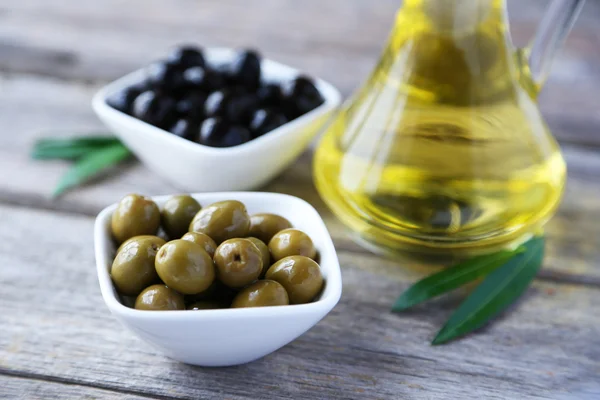 Aceitunas verdes y negras en tazón —  Fotos de Stock