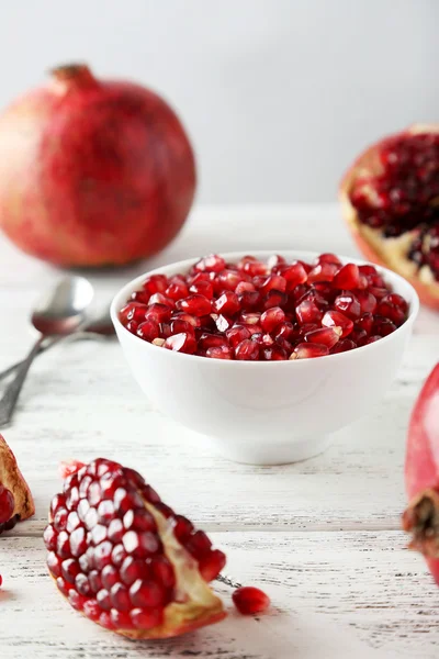 Deliziosi frutti di melograno in ciotola — Foto Stock