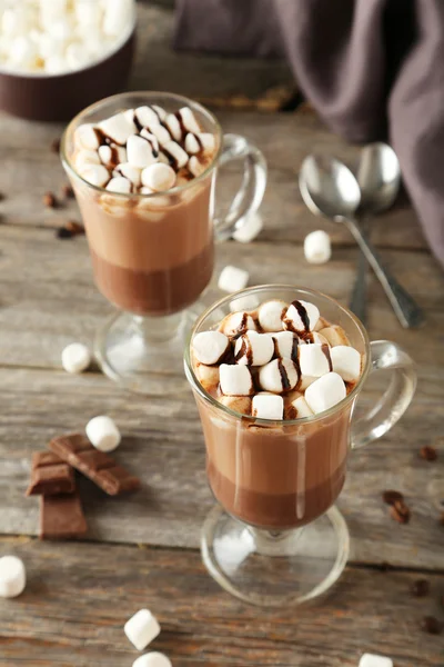 Gläser heiße Schokolade mit Marshmallows — Stockfoto