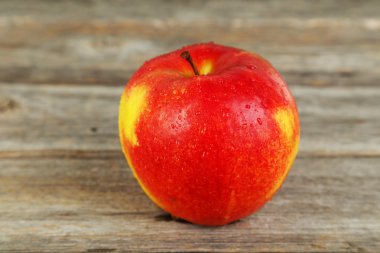 kırmızı taze elma