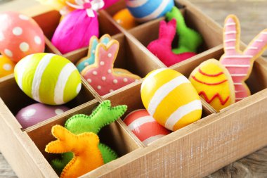 Paskalya yumurtaları ve tavşan