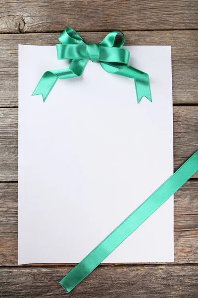 Foglio di carta con fiocco verde — Foto Stock