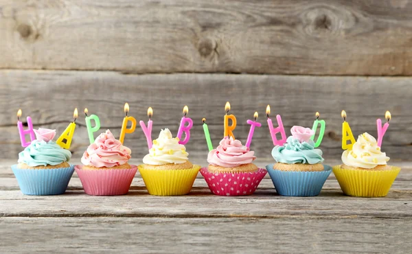 Magdalenas de cumpleaños con velas — Foto de Stock