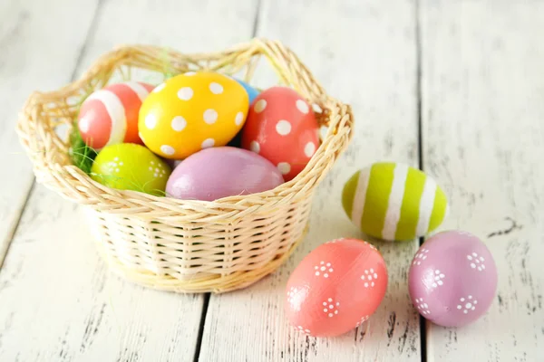 Œufs de Pâques dans le panier — Photo