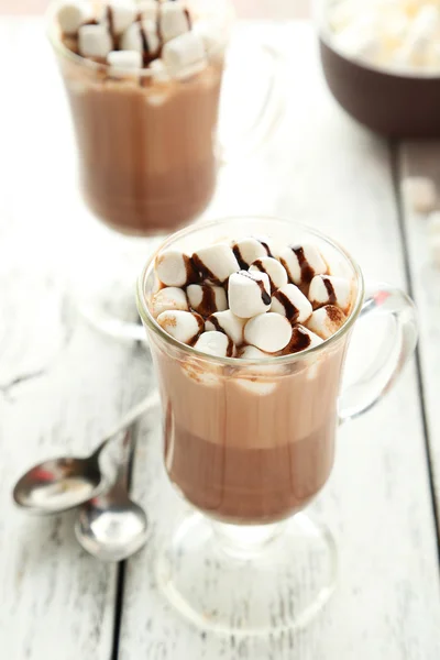 Vasos de chocolate caliente con malvaviscos — Foto de Stock