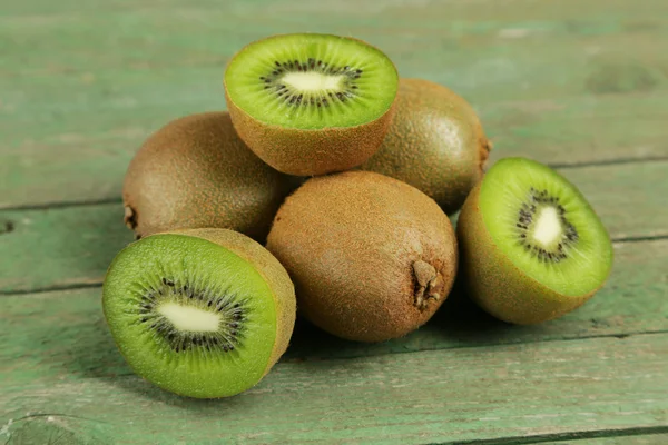 Kiwi fruit op groen — Stockfoto