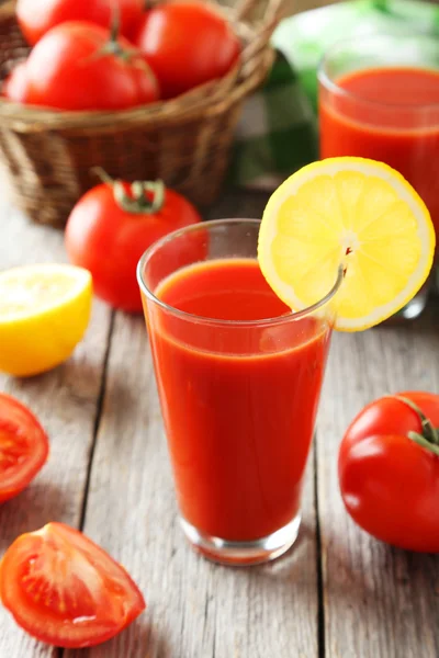 Sepette taze kırmızı domatesler — Stok fotoğraf