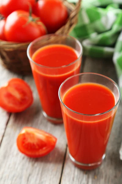 Tomates rojos frescos en cesta y jugo —  Fotos de Stock