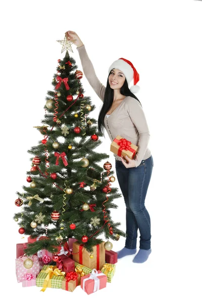 크리스마스 트리를 장식하는 여자 — 스톡 사진