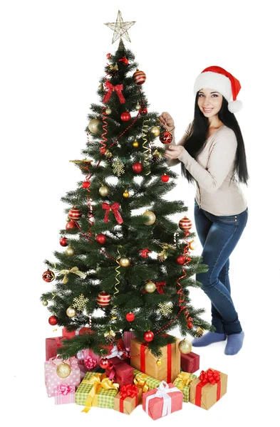 Frau schmückt Weihnachtsbaum — Stockfoto