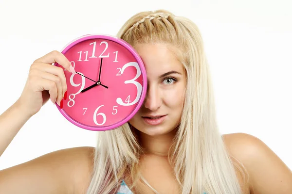 Mooi meisje houdt roze horloge — Stockfoto