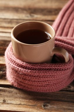 Kahve sıcak eşarp ile