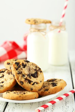 çizgili payet ve çerezler ile süt şişe