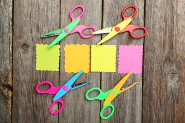 Kağıtları ile renkli figürlü makas