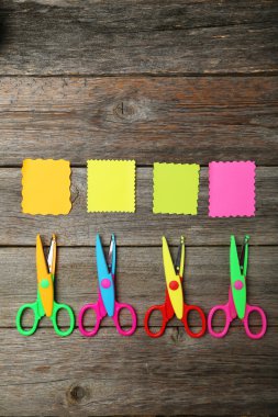 Kağıtları ile renkli figürlü makas