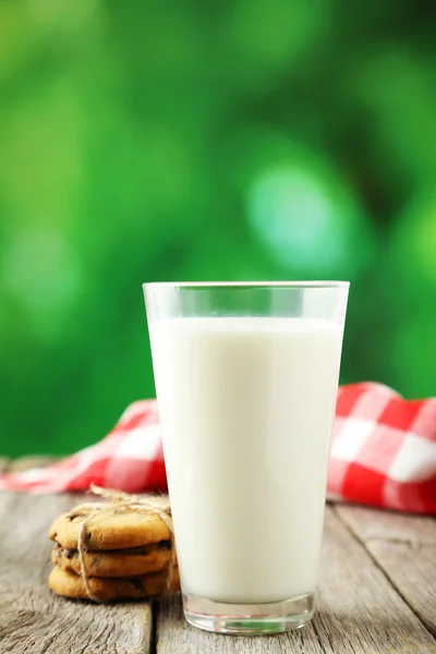 Vaso de leche con galletas — Foto de Stock