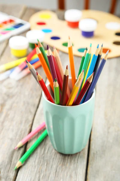 Kleurrijke potloden in beker — Stockfoto