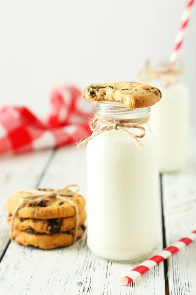 Dua botol susu dan kue — Stok Foto