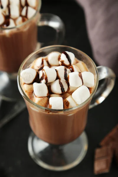 Glas heiße Schokolade mit Marshmallows — Stockfoto