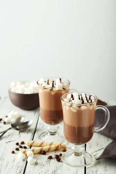 Vasos de chocolate caliente con malvaviscos —  Fotos de Stock