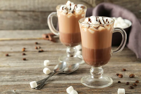 Glazen warme chocolademelk met marshmallows — Stockfoto