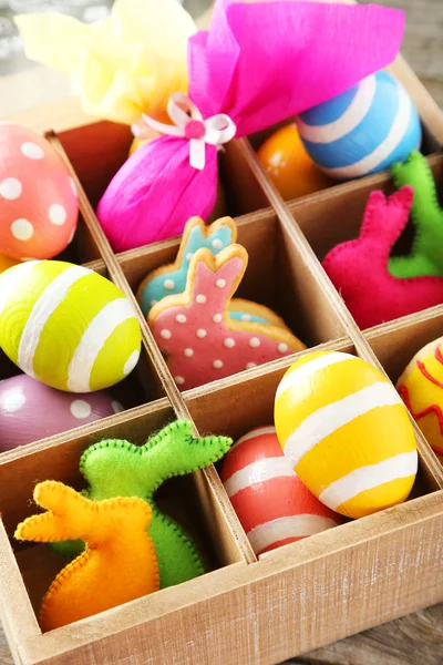 Uova di Pasqua e conigli, biscotti — Foto Stock