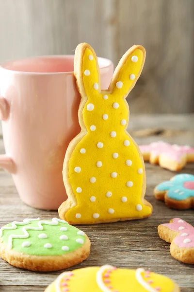 Colorful easter cookies with cup — Stock Photo, Image