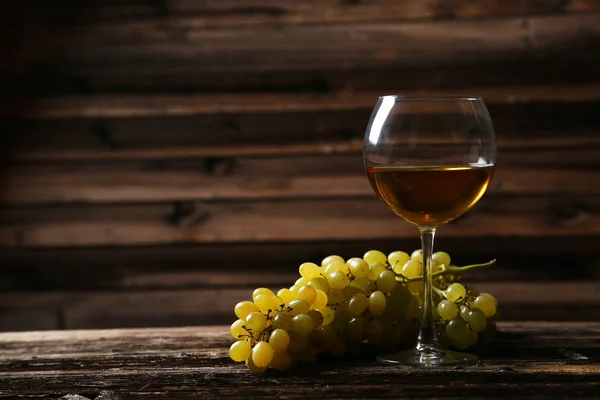 Glass of white wine with grapes — Stock Photo, Image