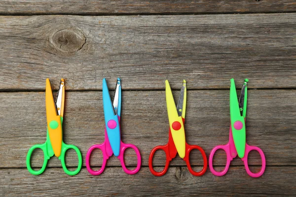 Фигурные цветные ножницы — стоковое фото