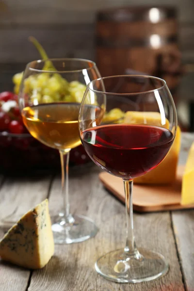Red and white wine, cheeses and grapes — Stock Photo, Image