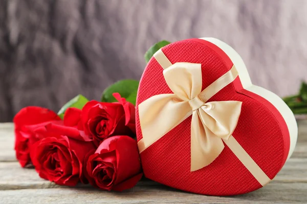 Hermosa caja de regalo corazón con rosas — Foto de Stock