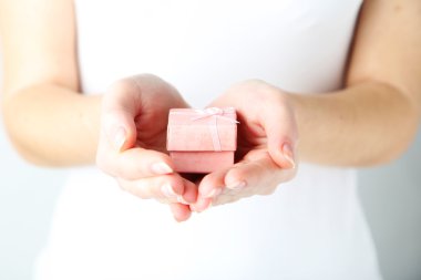 Hediye kutusunu tutan eller