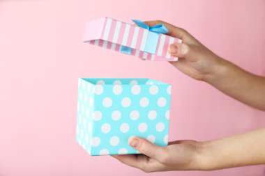 Hediye kutusunu tutan eller