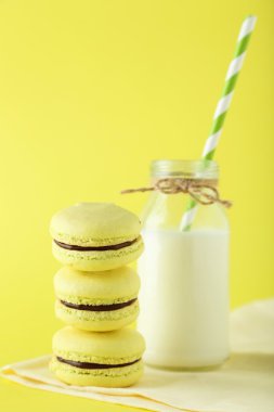 Şişe süt ile Fransız macarons