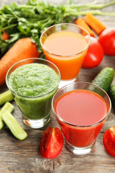 Succhi di pomodoro, carota e cetriolo freschi — Foto Stock