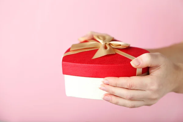 Manos sosteniendo caja de regalo —  Fotos de Stock