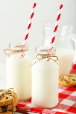 İki şişe süt çizgili payet ve çerezler ile