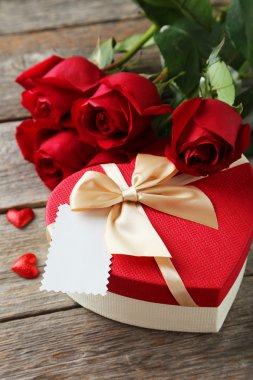 Hediye kutusu ile çikolata ve güllerle