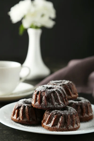 Bundt chokladkakor på tallrik — Stockfoto