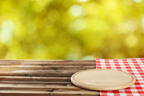 Mesa com placa de corte — Fotografia de Stock