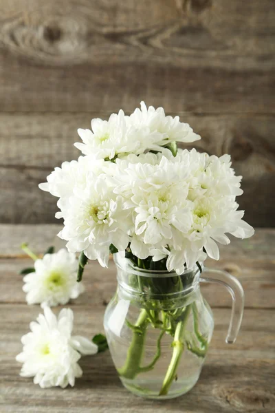 White chrysanthemum flowers in jug — Stock Photo, Image