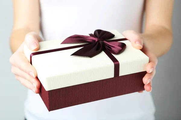 Ruce držící dárkovou krabici — Stock fotografie