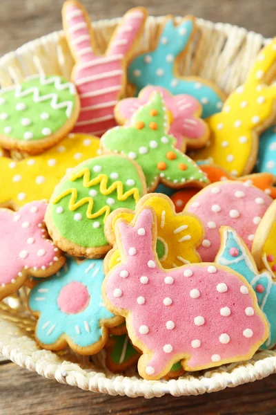 Цветные пасхальные печенья в корзине — стоковое фото