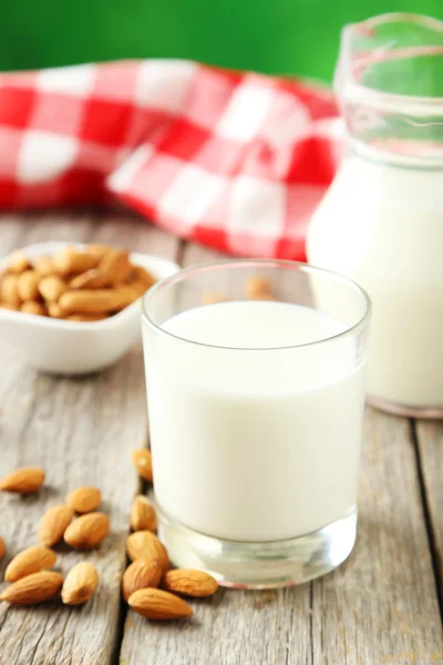 Vaso de leche con almendras — Foto de Stock