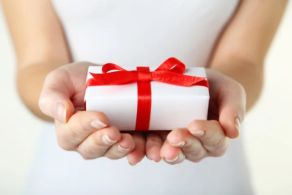 Hands holding gift box — Stock Photo, Image